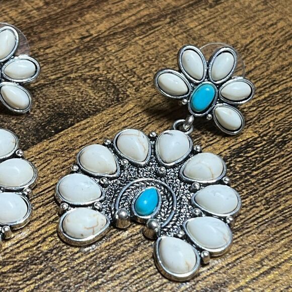 Vintage Style Bohemian Turquoise Western Earrings - Picture 6 of 9